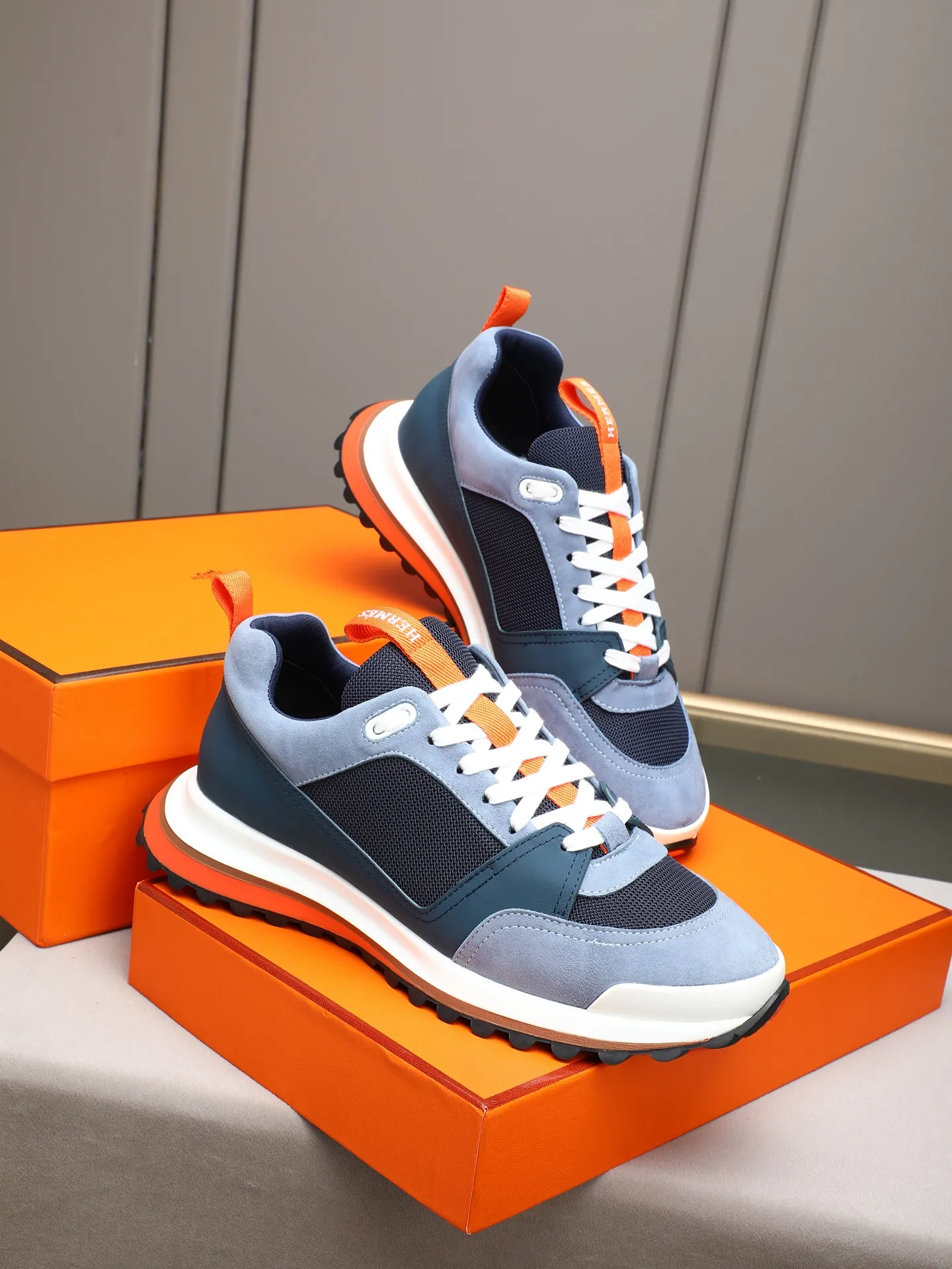 PP680【Hermes】fe new arrival~New Bouncing sneakers are the most comfortable shoes from Hermès. They are extremely light on the feet and look great. You won’t feel tired even when you go shopping and running around. 👍Very light and comfortable. Extremely light. Perfect for both sports and leisure. They feel great when you step on them! It’s up to you to choose, there’s always what you want~ ✔️Fabric: Imported first-layer cowhide ✔️Inner lining: Imported water-dyed cowhide ✔️Outsole: Seamless combination of IP+TPU (multi-color letters) German technology irradiation machine ✔️Code number: Male 38-44 (45 customized)